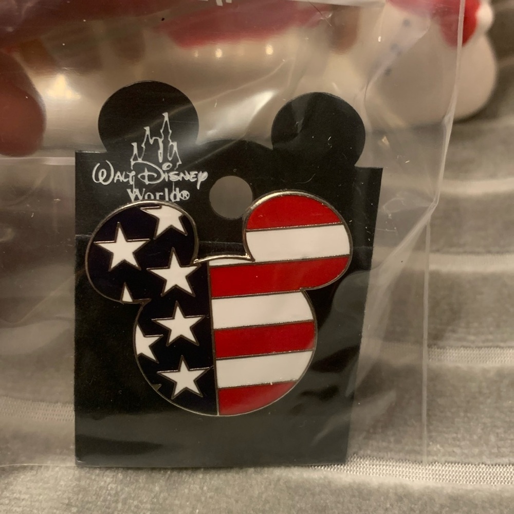 WALT DISNEY WORLD MICKEY USA FLAG PIN